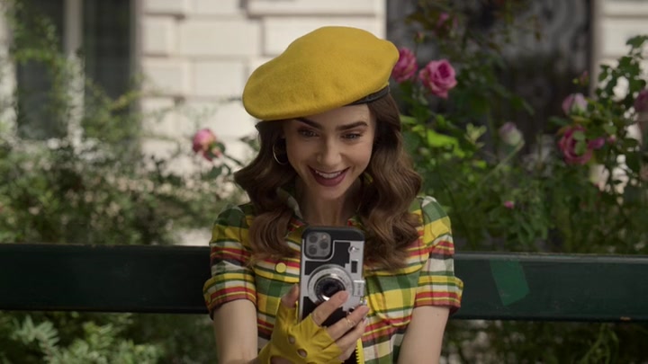 Emily_in_Paris_S02E09_WEBRip_x264-ION10_0387.jpg
