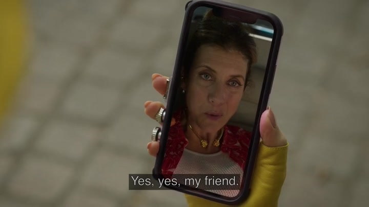 Emily_in_Paris_S02E09_WEBRip_x264-ION10_0389.jpg