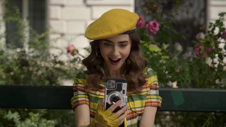 Emily_in_Paris_S02E09_WEBRip_x264-ION10_0390.jpg