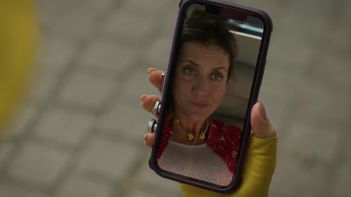 Emily_in_Paris_S02E09_WEBRip_x264-ION10_0396.jpg