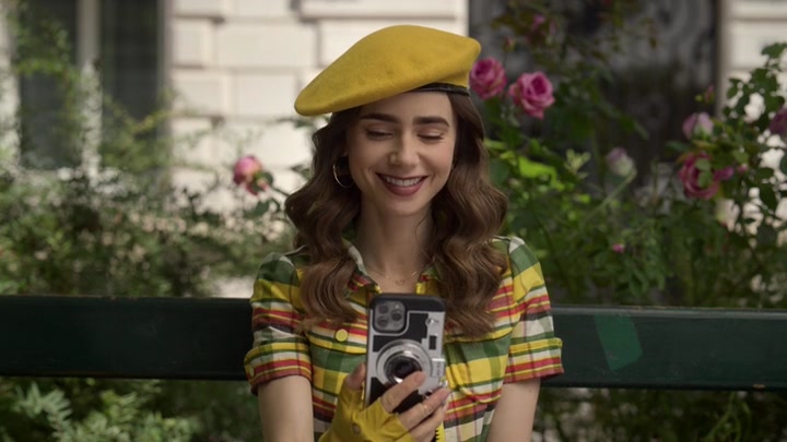 Emily_in_Paris_S02E09_WEBRip_x264-ION10_0403.jpg