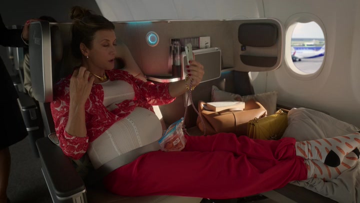 Emily_in_Paris_S02E09_WEBRip_x264-ION10_0404.jpg
