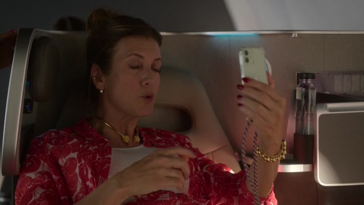 Emily_in_Paris_S02E09_WEBRip_x264-ION10_0415.jpg