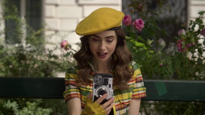 Emily_in_Paris_S02E09_WEBRip_x264-ION10_0417.jpg