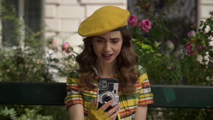 Emily_in_Paris_S02E09_WEBRip_x264-ION10_0423.jpg