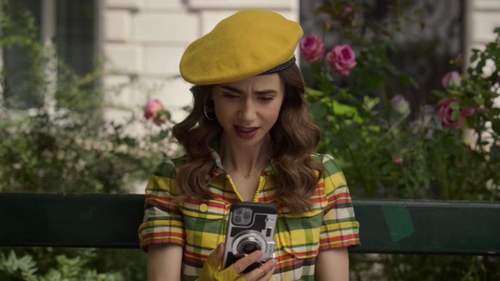 Emily_in_Paris_S02E09_WEBRip_x264-ION10_0424.jpg