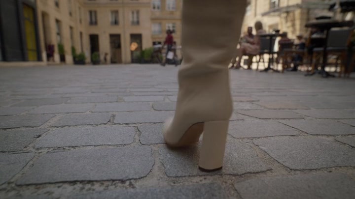 Emily_in_Paris_S02E09_WEBRip_x264-ION10_0441.jpg