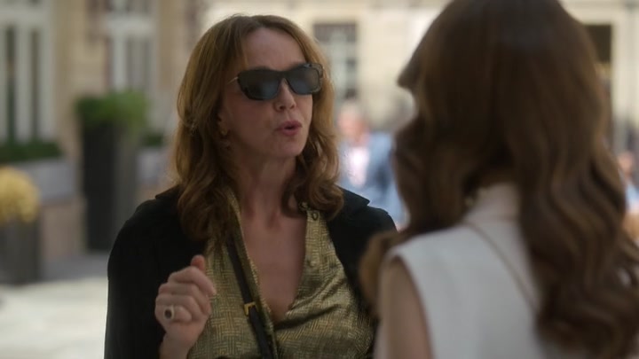 Emily_in_Paris_S02E09_WEBRip_x264-ION10_0451.jpg