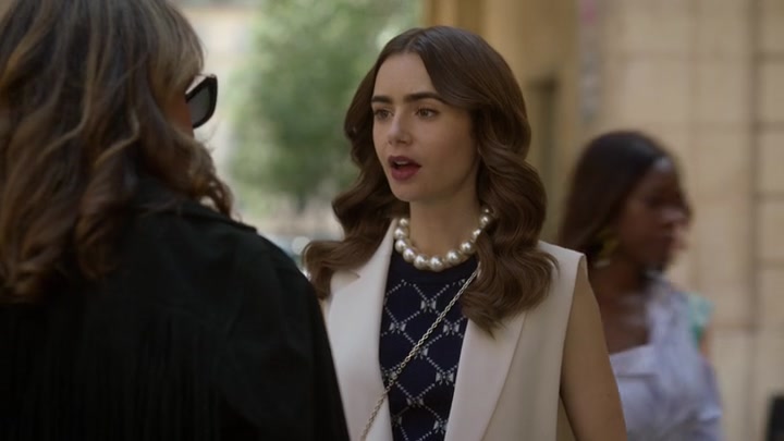 Emily_in_Paris_S02E09_WEBRip_x264-ION10_0456.jpg