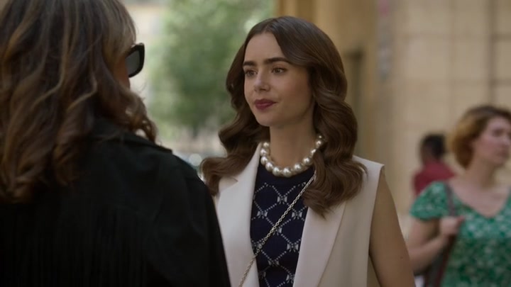 Emily_in_Paris_S02E09_WEBRip_x264-ION10_0457.jpg