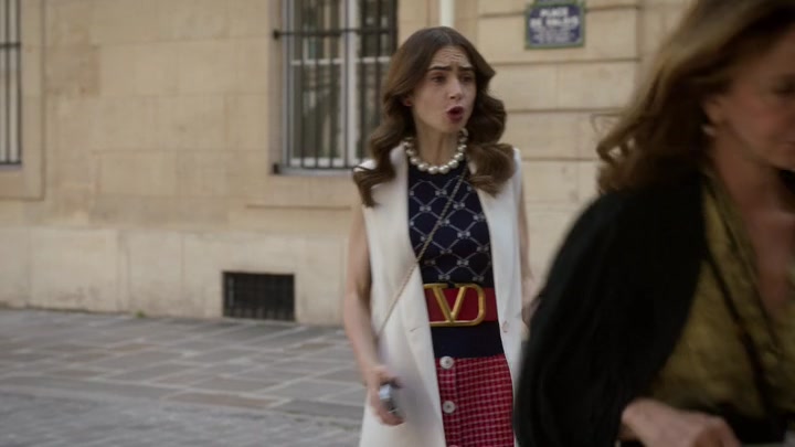 Emily_in_Paris_S02E09_WEBRip_x264-ION10_0477.jpg