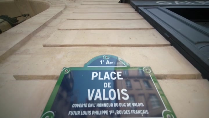 Emily_in_Paris_S02E09_WEBRip_x264-ION10_0485.jpg