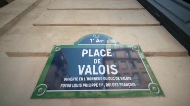 Emily_in_Paris_S02E09_WEBRip_x264-ION10_0487.jpg