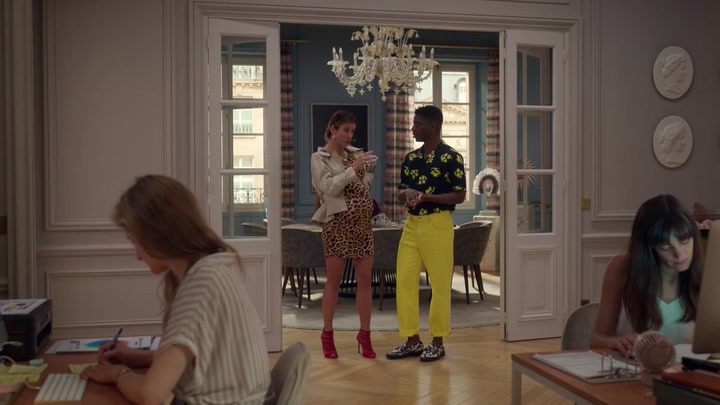 Emily_in_Paris_S02E09_WEBRip_x264-ION10_0488.jpg