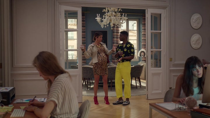 Emily_in_Paris_S02E09_WEBRip_x264-ION10_0494.jpg