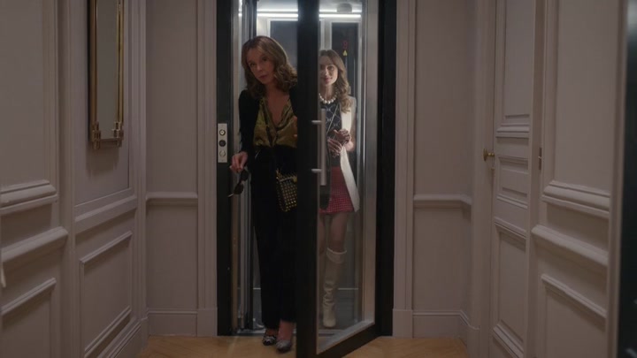 Emily_in_Paris_S02E09_WEBRip_x264-ION10_0498.jpg