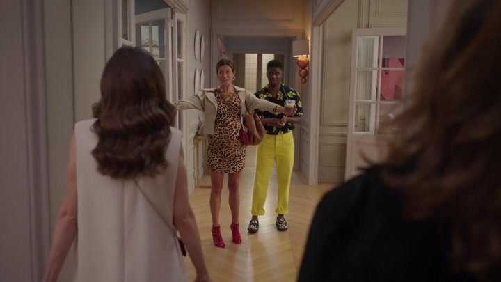 Emily_in_Paris_S02E09_WEBRip_x264-ION10_0504.jpg
