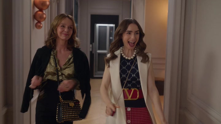 Emily_in_Paris_S02E09_WEBRip_x264-ION10_0505.jpg