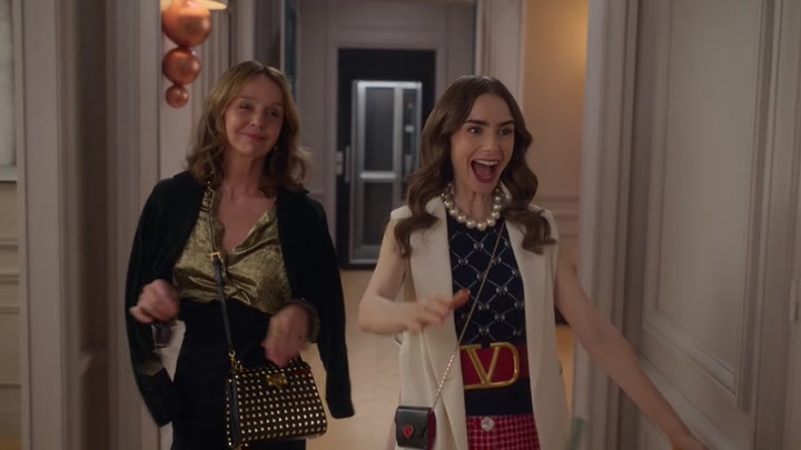 Emily_in_Paris_S02E09_WEBRip_x264-ION10_0506.jpg