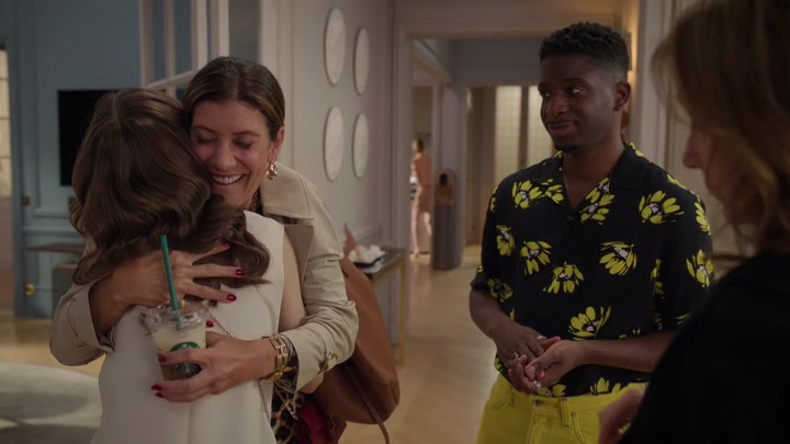Emily_in_Paris_S02E09_WEBRip_x264-ION10_0512.jpg