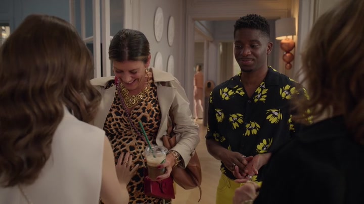 Emily_in_Paris_S02E09_WEBRip_x264-ION10_0517.jpg