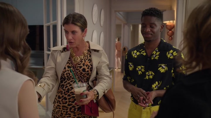 Emily_in_Paris_S02E09_WEBRip_x264-ION10_0519.jpg
