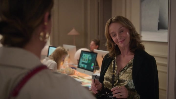 Emily_in_Paris_S02E09_WEBRip_x264-ION10_0532.jpg