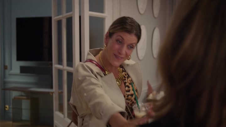 Emily_in_Paris_S02E09_WEBRip_x264-ION10_0534.jpg
