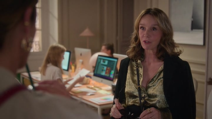 Emily_in_Paris_S02E09_WEBRip_x264-ION10_0547.jpg