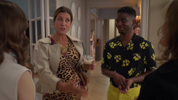 Emily_in_Paris_S02E09_WEBRip_x264-ION10_0559.jpg