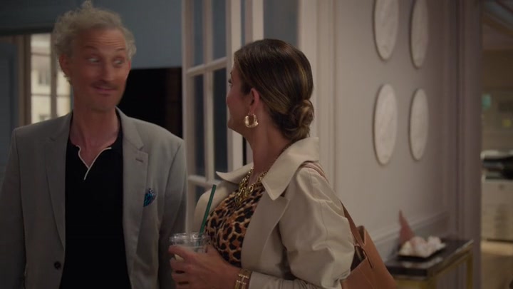 Emily_in_Paris_S02E09_WEBRip_x264-ION10_0582.jpg