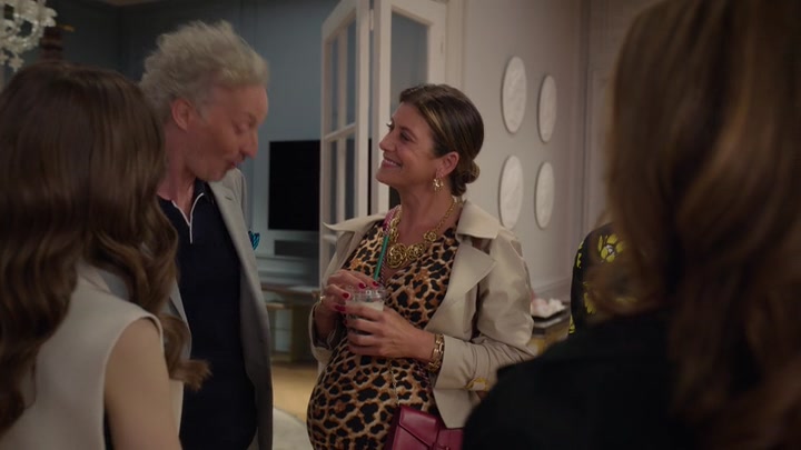 Emily_in_Paris_S02E09_WEBRip_x264-ION10_0587.jpg