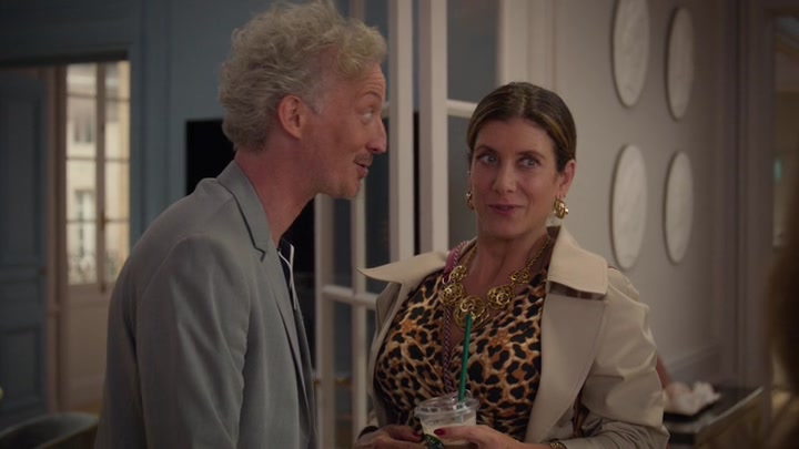 Emily_in_Paris_S02E09_WEBRip_x264-ION10_0598.jpg