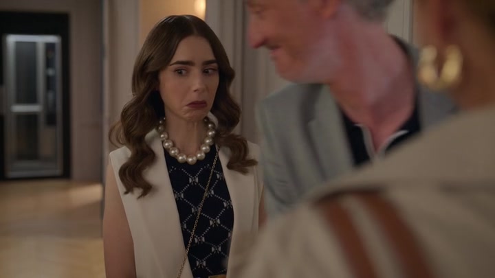 Emily_in_Paris_S02E09_WEBRip_x264-ION10_0601.jpg