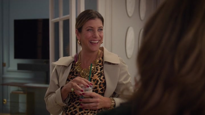 Emily_in_Paris_S02E09_WEBRip_x264-ION10_0604.jpg
