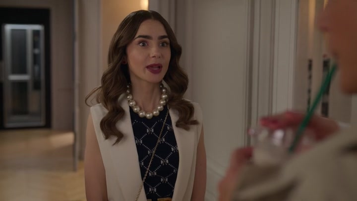 Emily_in_Paris_S02E09_WEBRip_x264-ION10_0607.jpg