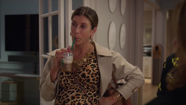 Emily_in_Paris_S02E09_WEBRip_x264-ION10_0609.jpg