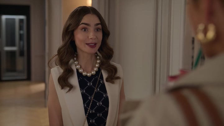 Emily_in_Paris_S02E09_WEBRip_x264-ION10_0610.jpg