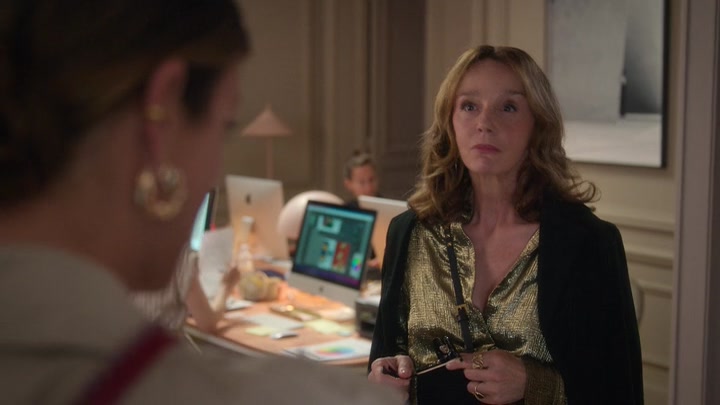 Emily_in_Paris_S02E09_WEBRip_x264-ION10_0615.jpg