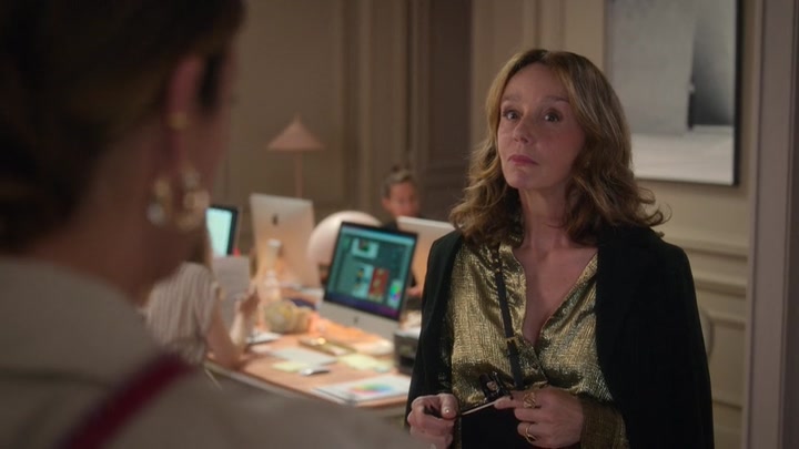 Emily_in_Paris_S02E09_WEBRip_x264-ION10_0616.jpg
