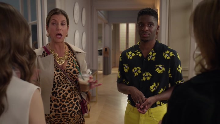 Emily_in_Paris_S02E09_WEBRip_x264-ION10_0618.jpg