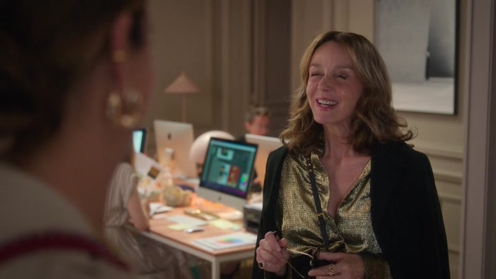 Emily_in_Paris_S02E09_WEBRip_x264-ION10_0621.jpg