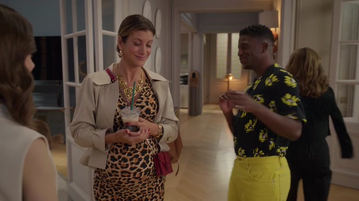 Emily_in_Paris_S02E09_WEBRip_x264-ION10_0625.jpg