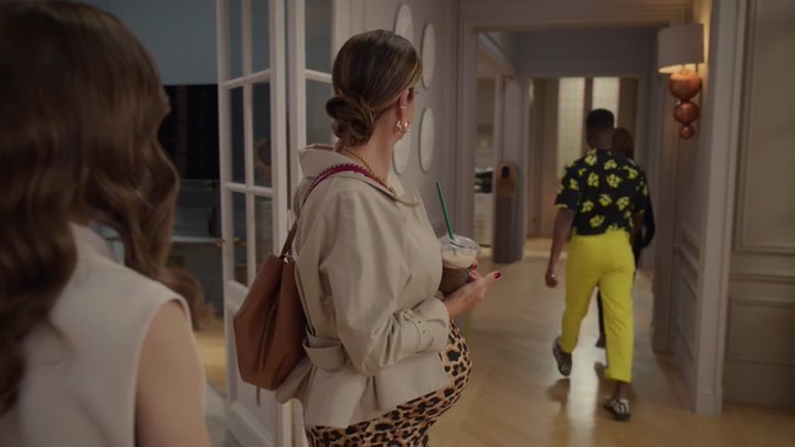 Emily_in_Paris_S02E09_WEBRip_x264-ION10_0629.jpg