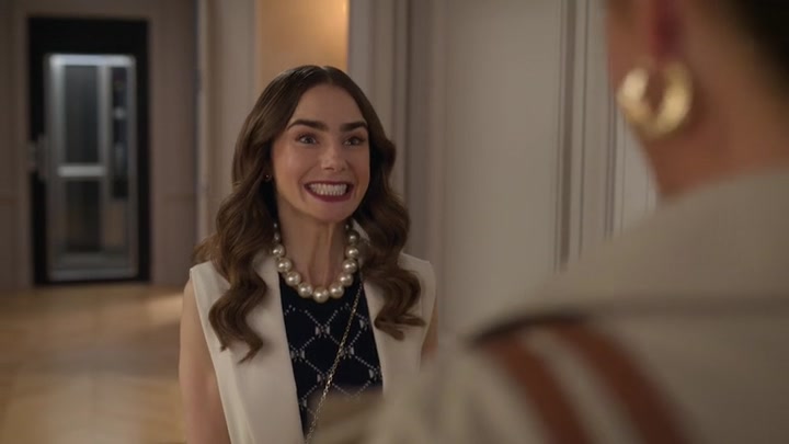 Emily_in_Paris_S02E09_WEBRip_x264-ION10_0632.jpg