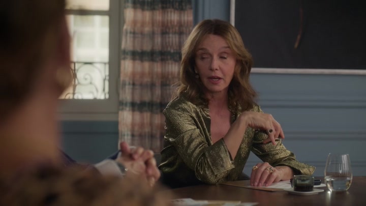 Emily_in_Paris_S02E09_WEBRip_x264-ION10_0653.jpg