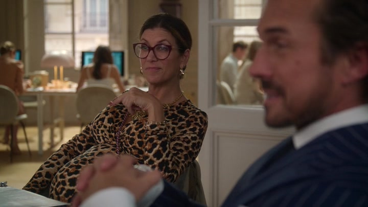 Emily_in_Paris_S02E09_WEBRip_x264-ION10_0656.jpg