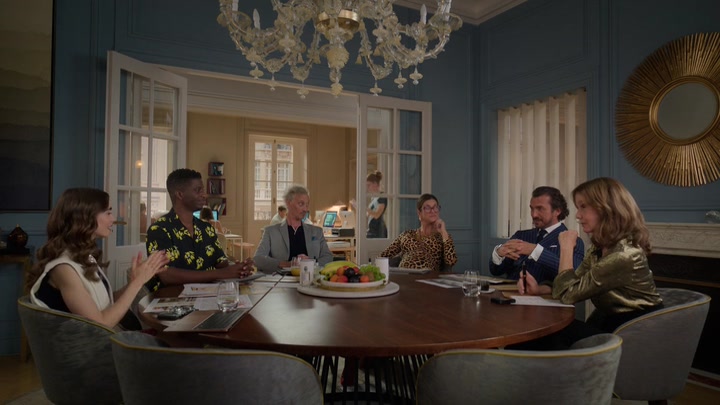 Emily_in_Paris_S02E09_WEBRip_x264-ION10_0663.jpg