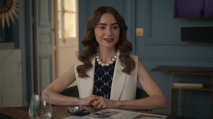 Emily_in_Paris_S02E09_WEBRip_x264-ION10_0704.jpg