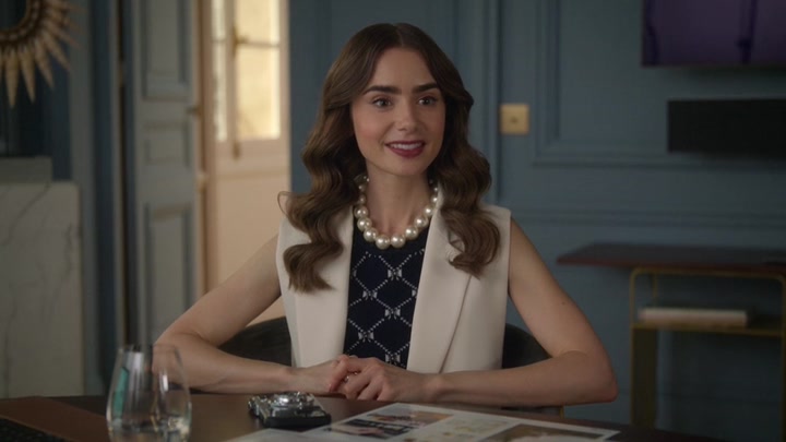 Emily_in_Paris_S02E09_WEBRip_x264-ION10_0705.jpg